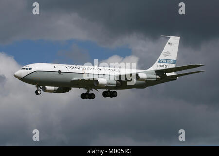 Sbarco nella storia del cielo, uno dei due convertiti OC-135's azionato dalla forza aerea degli Stati Uniti per i Cieli Aperti trattato arriva a Mildenhall. Foto Stock