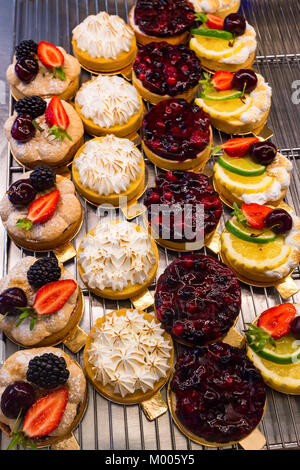 Pasticcini da dessert con frutta e bacche vista superiore Foto Stock