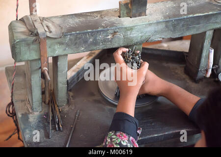 Mano dell artigiano detiene molti tagliatori di pietra Foto Stock