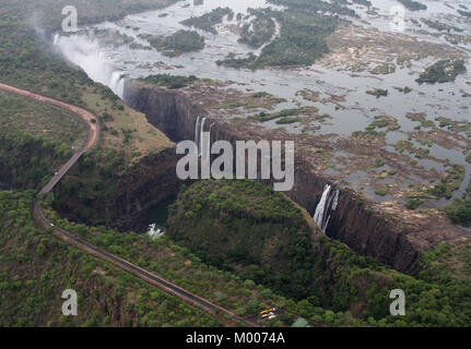 Victoria Falls Bridge e principali cadute, Mosi-Oa-Tunya, Victoria Falls, vicino al confine tra Zambia e Zimbabwe. Foto Stock