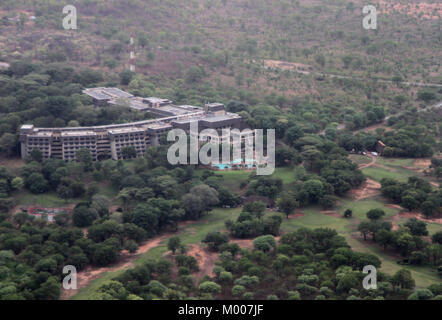 Elephant Hills Intercontinental Hotel circondato da foresta, Victoria Falls, Zimbabwe. Foto Stock