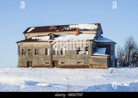 Una vecchia casa di mercanti nel villaggio di Vavchuga. La Russia, regione di Arkhangelsk, Kholmogorsky distretto, Vavchuga Foto Stock