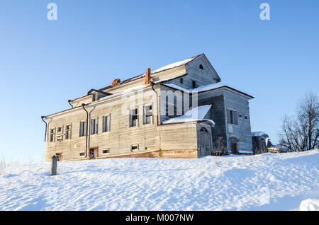 Una vecchia casa di mercanti nel villaggio di Vavchuga. La Russia, regione di Arkhangelsk, Kholmogorsky distretto, Vavchuga Foto Stock