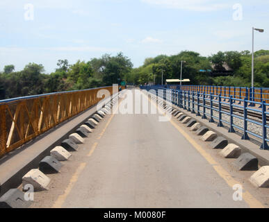 Victoria Falls ponte congiungente Zambia Zimbabwe, vicino a Victoria Falls, Zimbabwe. Foto Stock