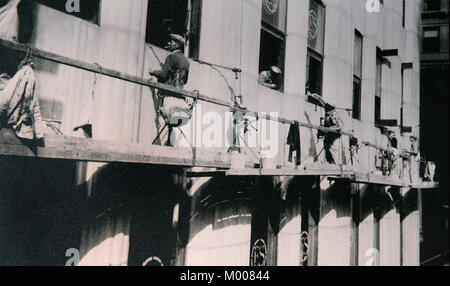Fotografia di inizio lavoratori edili costruzione di ponteggi e le travi dell'Empire State Building, 1929-1931, New York City, nello Stato di New York, US Foto Stock
