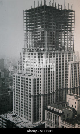 Ponteggio, lo scheletro e il telaio sulla parte superiore dell'Empire State Building durante la sua costruzione, 1929-1931, New York City, nello Stato di New York, Stati Uniti d'America. Foto Stock