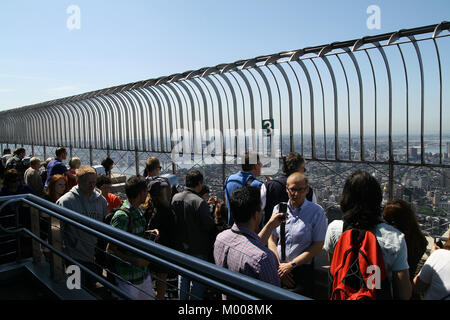 86º piano Observation Deck pieno di turisti dell'Empire State Building, nello Stato di New York, Stati Uniti d'America Foto Stock