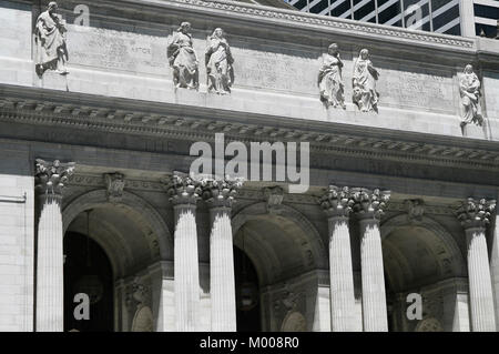 La Biblioteca Pubblica di New York/Stephen A. Schwarzman Building (NYPL) ingresso anteriore di New York City, nello Stato di New York, Stati Uniti d'America. Foto Stock