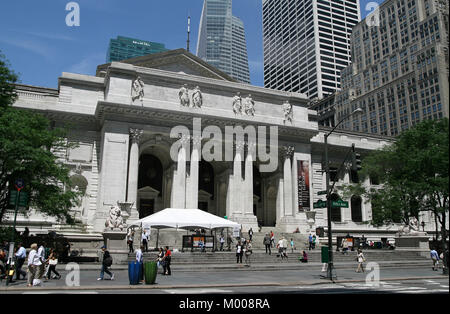 La Biblioteca Pubblica di New York (NYPL) ingresso anteriore di New York City, nello Stato di New York, Stati Uniti d'America. Foto Stock