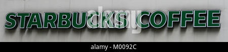 Starbucks Coffee segno su un muro di cemento, la città di New York, nello Stato di New York, Stati Uniti d'America. Foto Stock