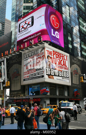 Edificio di Bertelsmann e Planet Hollywood teatri, Times Square Manhattan, New York City, nello Stato di New York, Stati Uniti d'America. Foto Stock