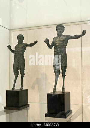 Due greco satiro di bronzo statue, il Metropolitan Museum of Art (TEM), Upper Manhattan, New York City, nello Stato di New York, Stati Uniti d'America. Foto Stock