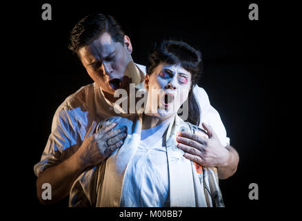 Merunas Vitulskis come Pinkerton e Anne Sophie Duprels come Cio-Cio-San durante una prova generale di Opera North's Madama Butterfly a Leeds Grand Theatre. Foto Stock