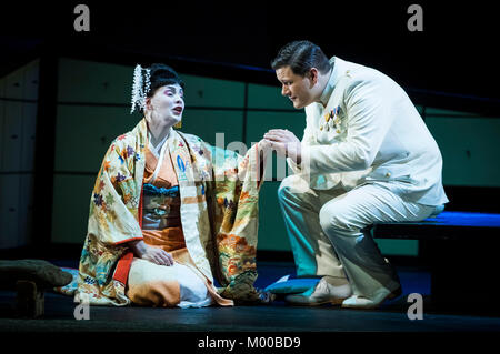 Merunas Vitulskis come Pinkerton e Anne Sophie Duprels come Cio-Cio-San durante una prova generale di Opera North's Madama Butterfly a Leeds Grand Theatre. Foto Stock