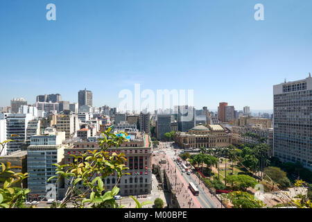 Vista aerea del Sao Paulo city, Alexandre Mackenzie edificio, noto anche come luce edificio, Sao Paulo il teatro municipale e il viadotto di tè, in Brasile. Foto Stock