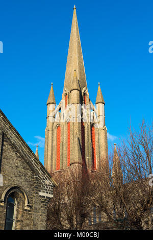 Tra i filari di bianco e rosso mattone case terrazza è William Rangers 1840 Victorian chiesa gotica di San Giovanni Evangelista. Bury St Edmunds, Suffolk Foto Stock