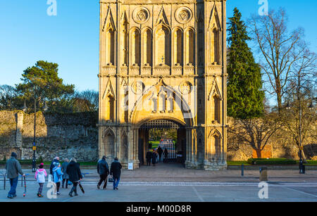 Bury St Edmunds Abbey cancello o porta grande, il XIV secolo Abbey Gate è l'entrata di Bury St Edmunds Abbey Gardens, Suffolk REGNO UNITO Foto Stock