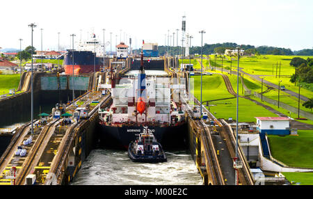 In transito attraverso il canale di Panama. Parte di una serie: immagine 1 di 7. Canale di destra, a partire da blocchi Gatun sull'Atlantico (Caraibi) lato, nel Lago di Gatun. Foto Stock