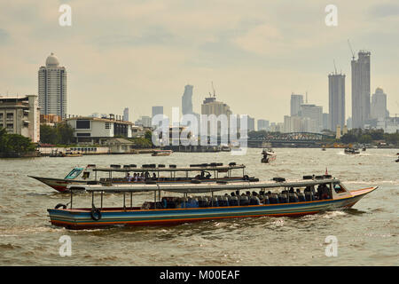 Navi traghetto sul Fiume Chao Phraya, Bangkok, Thailandia Foto Stock