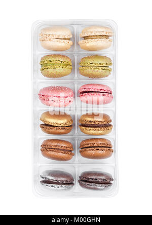 Francese macaron colorati dessert torta nel vassoio di plastica su sfondo bianco Foto Stock