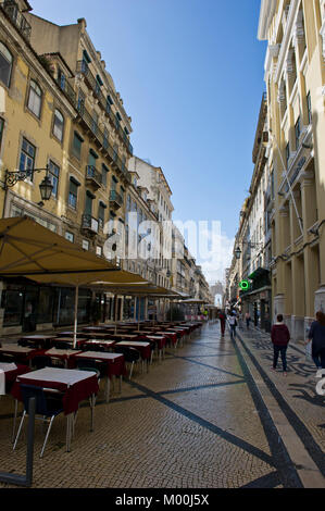 Vista panoramica di Augusta Street nella città di Lisbona, Portogallo Foto Stock