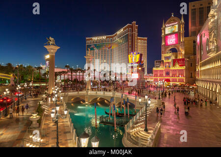 Treasure Island e il veneziano di Las Vegas, Nevada. Foto Stock