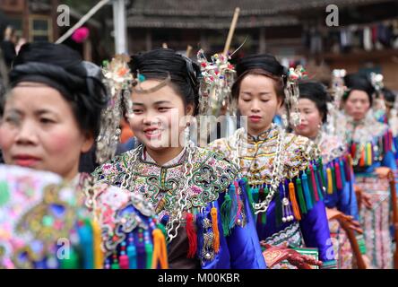 Rongjiang, della Cina di Guizhou. Xvii gen, 2018. La gente di Dong gruppo etnico partecipare a una fiera per celebrare il loro tradizionale nuovo anno nella città Zhaihao, Rongjiang County, a sud-ovest della Cina di Guizhou, Gennaio 17, 2018. Credito: Yang Chengli/Xinhua/Alamy Live News Foto Stock