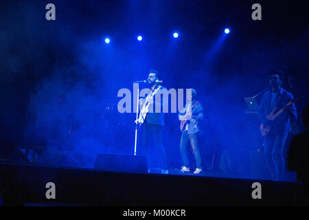 Tehran, Iran. 16 gennaio, 2018. Musicisti iraniani eseguire ad un concerto pop durante la trentatreesima Fadjr Festival Internazionale della Musica di Tehran, Iran, il 16 gennaio 2018. Credito: Ahmad Halabisaz/Xinhua/Alamy Live News Foto Stock
