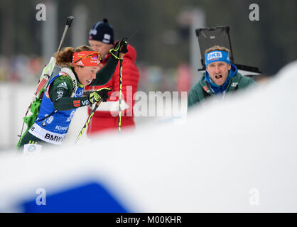 Ruhpolding in Germania. Xi gen, 2018. Pullman di biathlon Andreas Stitzl (R) cheers il suo atleta Laura Dahlmeier della Germania come lei compete nel 15km donna sola gara di Coppa del Mondo di Biathlon di Ruhpolding, Germania, 11 gennaio 2018. Credito: Matthias esitano di fronte/dpa/Alamy Live News Foto Stock