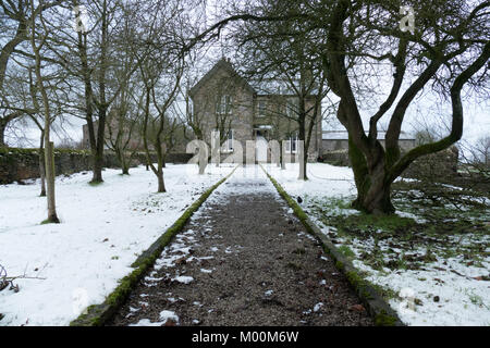 Downham, Lancashire, Regno Unito. Xvii gen, 2018. notizie meteo. Un avvio a freddo in Lancashire con neve che ricoprono le colline e i piccoli villaggi nella foresta di Bowland.A.O.N.B. Il pittoresco villaggio di Downham sul bordo di Pendle hill in Lancashire sembra ancora più bella con la neve per tutta la notte. Questo piccolo villaggio è popolare con i creatori della pellicola come non ci sono antenne paraboliche o antenne sul case così come n. linee telefoniche o linee di potenza. Con la bella Bowland pietra costruito proprietà il villaggio ha una intatta sentire. Credito: Gary Telford/Alamy Live News Foto Stock