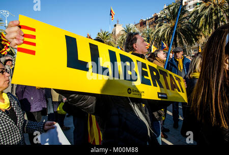 Barcellona, in Catalogna, Spagna. Xvii gen, 2018. Un pro-indipendenza sostenitore visto che mostra un poster con il testo la libertà di scrittura su di esso. Con gli accessi al Parlamento arrestato dalla polizia, Catalano sovereigntists organizzazioni hanno concentrato al di fuori del motivo del parco. Credito: ZUMA Press, Inc./Alamy Live News Foto Stock