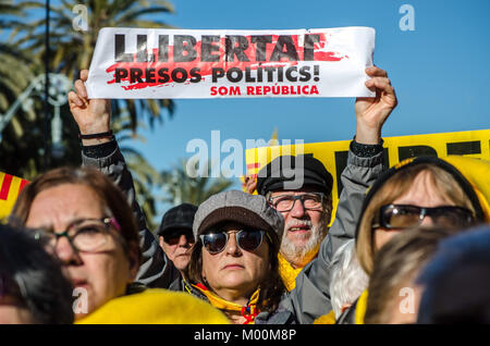 Barcellona, in Catalogna, Spagna. Xvii gen, 2018. Un pro-indipendenza sostenitore visto che mostra un poster con il testo la libertà di scrittura su di esso. Con gli accessi al Parlamento arrestato dalla polizia, Catalano sovereigntists organizzazioni hanno concentrato al di fuori del motivo del parco. Credito: ZUMA Press, Inc./Alamy Live News Foto Stock