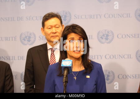 Onu, New York, Stati Uniti d'America. Xvii gen, 2018. Nikki Haley di noi mutandine premere sull' Afghanistan viaggio del Consiglio di Sicurezza delle Nazioni Unite. Credito: Matthew Russell Lee/Alamy Live News Foto Stock