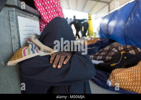 Trasferimento a Catania, Sicilia, con 505 le persone soccorse a bordo della MS Aquarius il 17 gennaio 2018; SOS Mediterranee; Medecins sans frontieres | Utilizzo di tutto il mondo Foto Stock