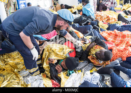 Trasferimento a Catania, Sicilia, con 505 le persone soccorse a bordo della MS Aquarius il 17 gennaio 2018; SOS Mediterranee; Medecins sans frontieres | Utilizzo di tutto il mondo Foto Stock