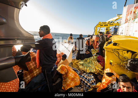 Trasferimento a Catania, Sicilia, con 505 le persone soccorse a bordo della MS Aquarius il 17 gennaio 2018; SOS Mediterranee; Medecins sans frontieres | Utilizzo di tutto il mondo Foto Stock