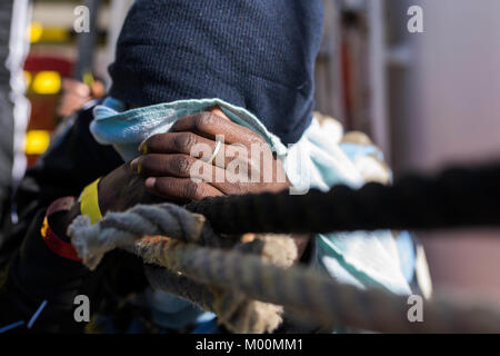 Trasferimento a Catania, Sicilia, con 505 le persone soccorse a bordo della MS Aquarius il 17 gennaio 2018; SOS Mediterranee; Medecins sans frontieres | Utilizzo di tutto il mondo Foto Stock