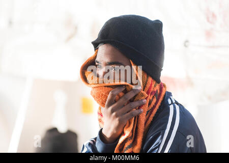 Trasferimento a Catania, Sicilia, con 505 le persone soccorse a bordo della MS Aquarius il 17 gennaio 2018; SOS Mediterranee; Medecins sans frontieres | Utilizzo di tutto il mondo Foto Stock