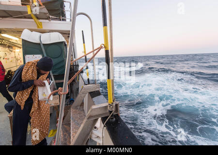 Trasferimento a Catania, Sicilia, con 505 le persone soccorse a bordo della MS Aquarius il 17 gennaio 2018; SOS Mediterranee; Medecins sans frontieres | Utilizzo di tutto il mondo Foto Stock