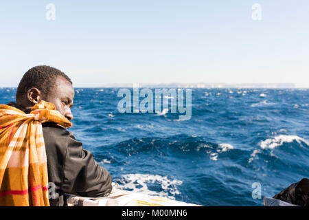 Trasferimento a Catania, Sicilia, con 505 le persone soccorse a bordo della MS Aquarius il 17 gennaio 2018; SOS Mediterranee; Medecins sans frontieres | Utilizzo di tutto il mondo Foto Stock