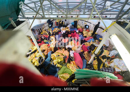 Trasferimento a Catania, Sicilia, con 505 le persone soccorse a bordo della MS Aquarius il 17 gennaio 2018; SOS Mediterranee; Medecins sans frontieres | Utilizzo di tutto il mondo Foto Stock