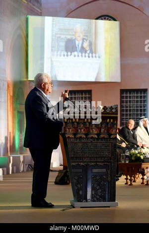 Il Cairo, Egitto. 16 gennaio, 2018. Il presidente palestinese Mahmoud Abbas parla durante una conferenza su Gerusalemme al Al-Azhar centro conferenza del Cairo su gennaio 17, 2018. La Lega Araba chief caricato che la decisione degli Stati Uniti di congelare i finanziamenti essenziali per l'agenzia delle Nazioni Unite per i rifugiati palestinesi è stata finalizzata a spazzare via l intera questione Credito: Thaer Ganaim APA/images/ZUMA filo/Alamy Live News Foto Stock