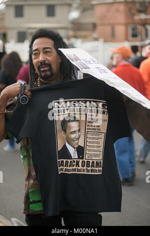 Austin, Texas, Stati Uniti d'America. 15 gennaio 2018 - Un uomo può contenere fino a Barack Obama t-shirt durante l annuale Giornata MLK marzo, Austin, Texas Credito: Sandy Carson/ZUMA filo/Alamy Live News Foto Stock