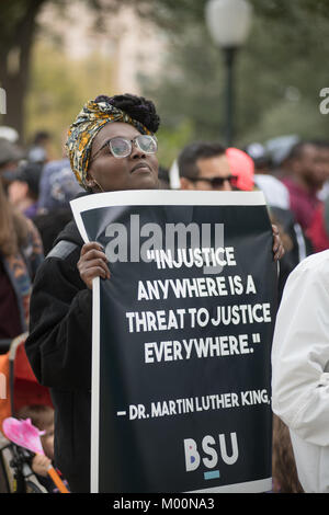 Austin, Texas, Stati Uniti d'America. 15 gennaio 2018 - Una womman detiene un banner con le parole di Martin Luther King durante l annuale Giornata MLK marzo, Austin, Texas Credito: Sandy Carson/ZUMA filo/Alamy Live News Foto Stock