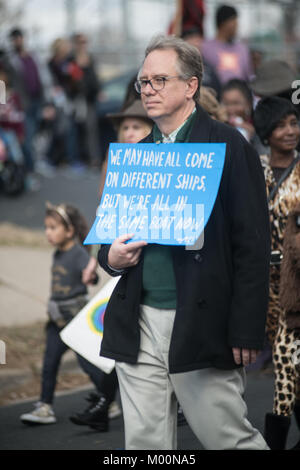 Austin, Texas, Stati Uniti d'America. 15 gennaio 2018 - Un uomo detiene un banner con le parole di Martin Luther King durante l annuale Giornata MLK marzo, Austin, Texas Credito: Sandy Carson/ZUMA filo/Alamy Live News Foto Stock