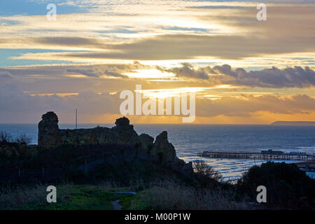 Hastings, East Sussex. 17 gen 2018. Tramonto al castello dopo un terribilmente freddo, chiaro, giornata di sole. Foto Stock