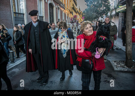 Madrid, Spagna, 17 gennaio, 2018. San Anton giorno la sua circa a benedire gli animali dalla Chiesa cattolica in Spagna, popolo di andare alla chiesa di benedire gli animali Credito: Alberto Ramírez Sibaja/Alamy Live News Foto Stock