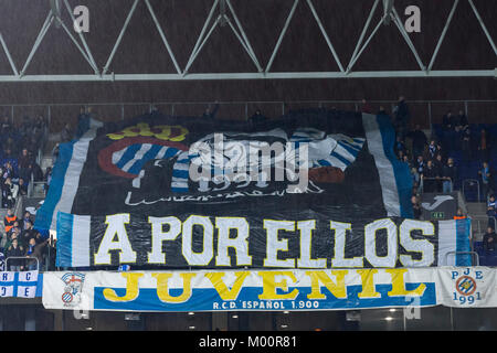 Barcellona, Spagna. Xvii gen, 2018. RCD Espanyol sostenitori durante il match tra RCD Espanyol v FC Barcelona, per il turno di 8(1°) gamba della coppa del Re, suonato a RCDE Stadium il 17 gennaio 2018 a Barcellona, Spagna. Credito: Gtres Información más Comuniación on line, S.L./Alamy Live News Foto Stock