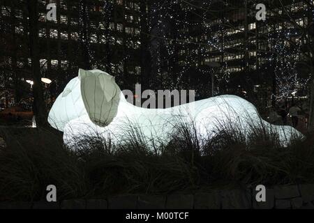 Londra, Regno Unito. Xvii gen, 2018. Luci d'inverno interactive installazioni artistiche a Canary Wharf, "intrusione" da Amanda Parer, due enormi gonfiabili conigli bianchi. Credito: claire doherty/Alamy Live News Foto Stock