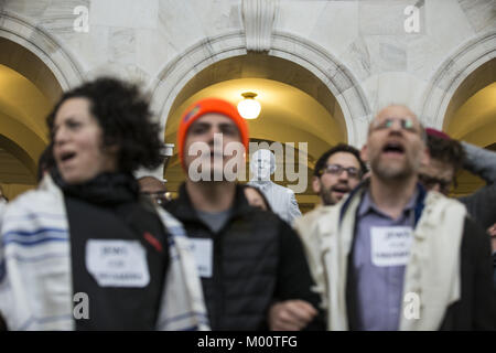 Washington, Distretto di Columbia, Stati Uniti d'America. Xvii gen, 2018. Una statua di Georgia Il senatore Richard B. Russell è visto dietro gli attivisti ebraico durante un atto di disobbedienza civile a sostegno di DACA legislazione e a sostegno dei sognatori nel senato di Russell Edificio per uffici a Washington DC su gennaio 17th, 2018 Credit: Alex Edelman/ZUMA filo/Alamy Live News Foto Stock